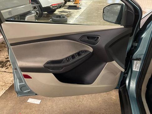 Used 2012 Ford Focus SE w/ SE Winter Pkg image 11