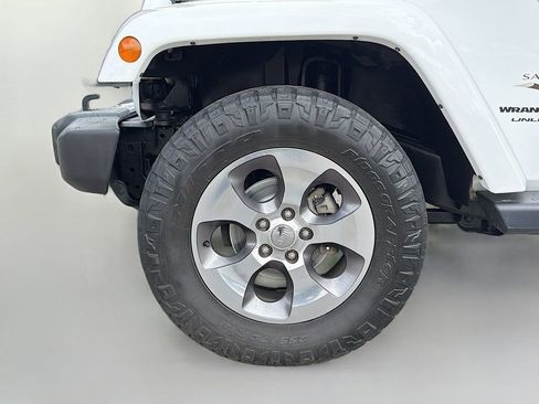 Used 2018 Jeep Wrangler Unlimited Sahara image 31
