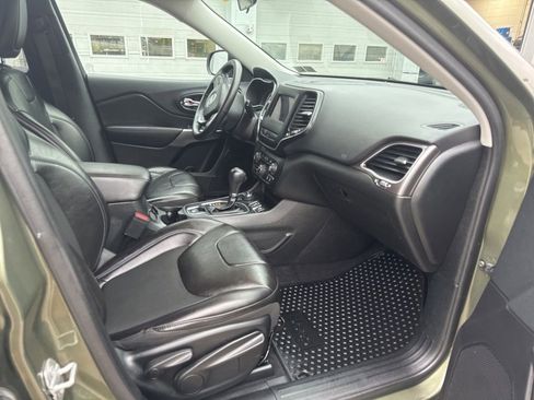 Used 2019 Jeep Cherokee Latitude Plus w/ Cold Weather Group AWD/4WD image 11