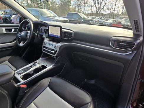 Used 2022 Ford Explorer XLT w/ Equipment Group 202A image 21