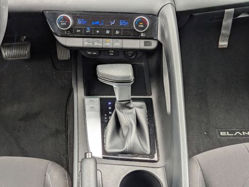 Used 2022 Hyundai Elantra SEL image 19