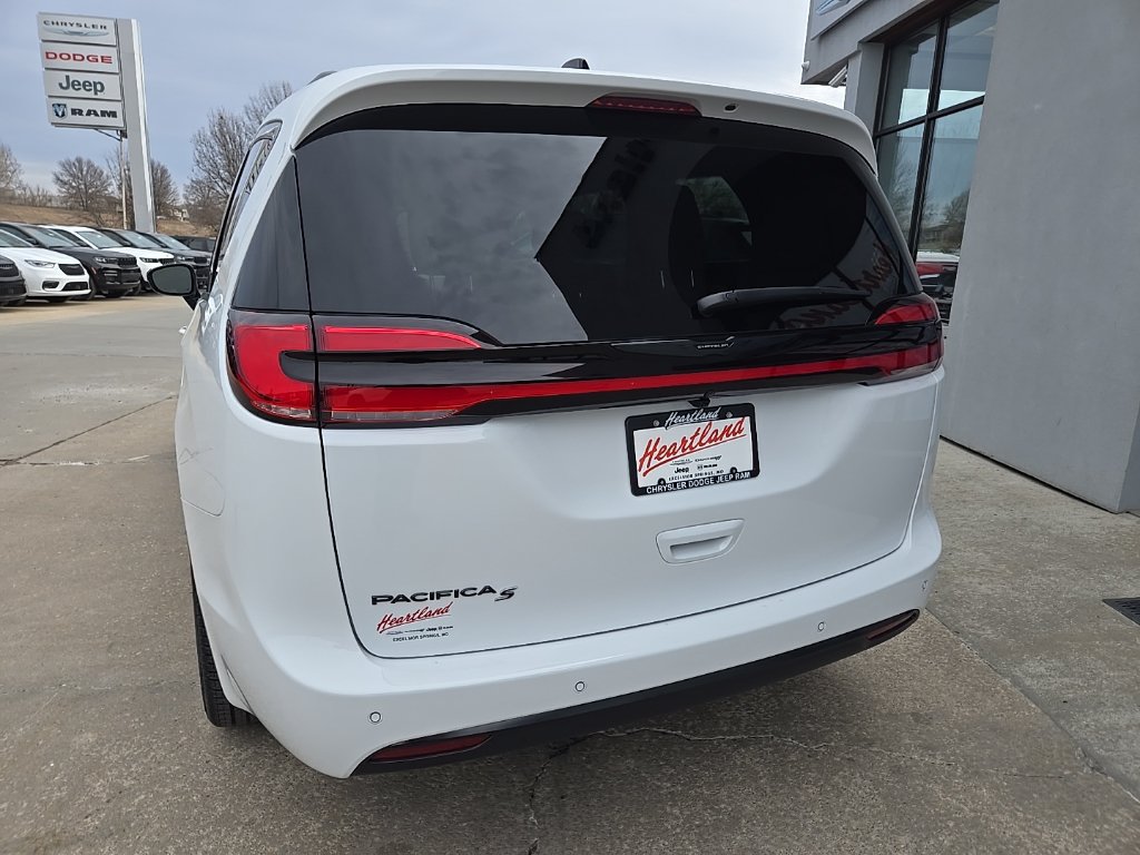 New 2026 Chrysler Pacifica Select w/ S Appearance Package FWD image 10