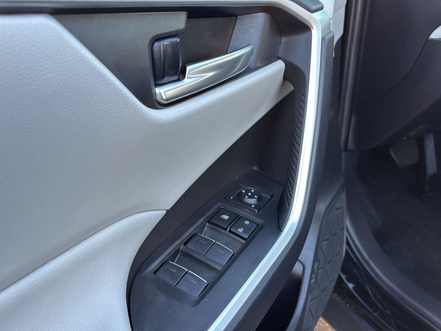 Used 2025 Toyota RAV4 XLE AWD/4WD image 23