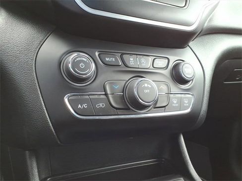 Certified 2019 Jeep Cherokee Latitude Plus w/ Cold Weather Group image 20