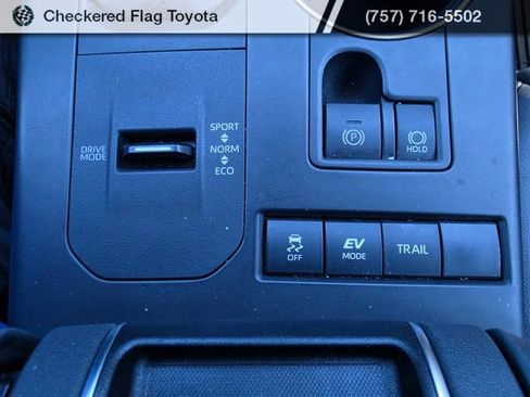 Used 2021 Toyota Highlander XLE AWD/4WD image 19