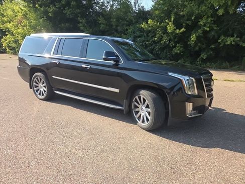 Used 2019 Cadillac Escalade ESV Luxury AWD/4WD image 29
