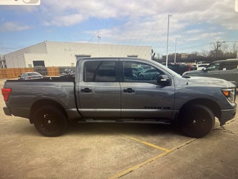 Used 2019 Nissan Titan SV w/ SV Convenience Package image 4
