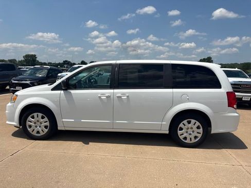 Used 2018 Dodge Grand Caravan SE FWD image 6