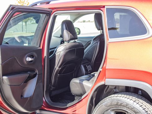 Used 2019 Jeep Cherokee Latitude Plus AWD/4WD image 13
