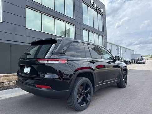 Used 2023 Jeep Grand Cherokee Altitude AWD/4WD image 3