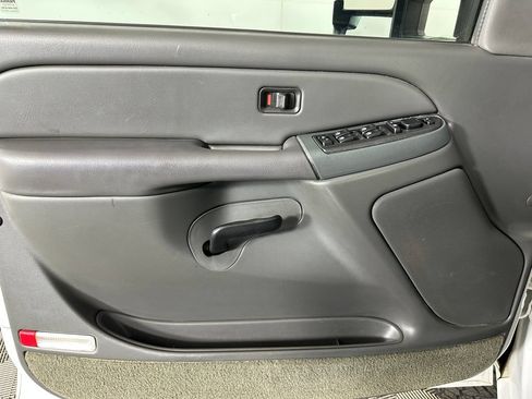 Used 2004 Chevrolet Silverado 2500 LS w/ Heavy-Duty Power Package RWD image 18