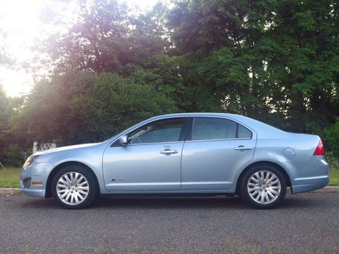Used 2010 Ford Fusion Hybrid FWD image 2