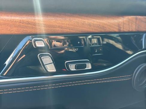 Used 2023 Jeep Grand Wagoneer Series III AWD/4WD image 21