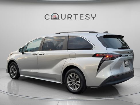 Certified 2023 Toyota Sienna LE image 3