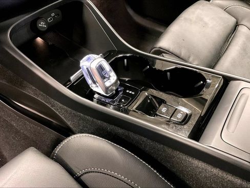 Certified 2024 Volvo XC40 B5 Plus AWD/4WD image 18