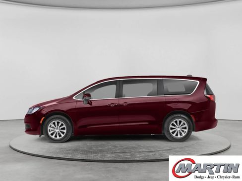 Used 2022 Chrysler Voyager LX FWD image 2