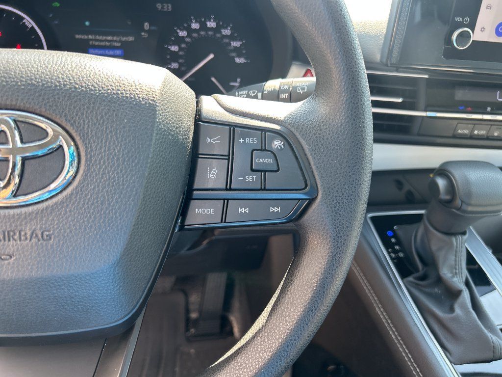 Used 2025 Toyota Sienna LE FWD image 23