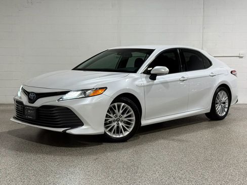 Used 2019 Toyota Camry XLE FWD image 2