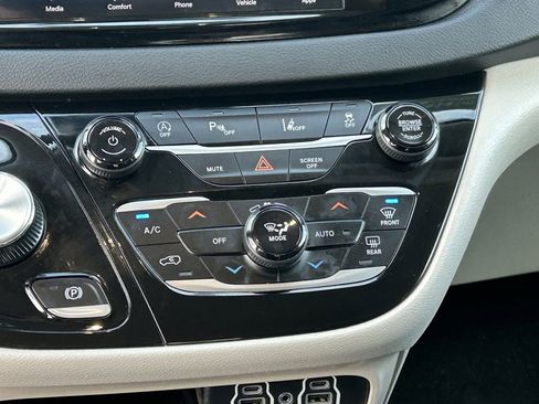 Used 2023 Chrysler Pacifica Touring-L image 17