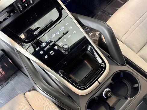 Certified 2025 Porsche Cayenne Coupe image 18