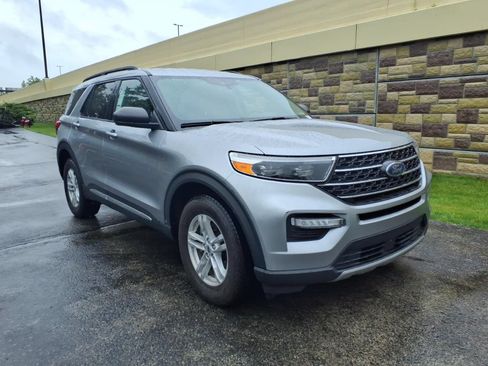 Used 2021 Ford Explorer XLT w/ Equipment Group 202A AWD/4WD image 2