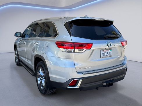 Used 2017 Toyota Highlander Limited Platinum AWD/4WD image 4