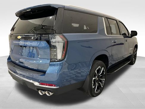 Used 2025 Chevrolet Suburban Premier AWD/4WD image 5