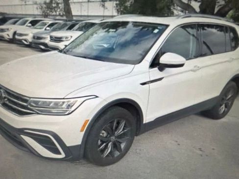 Used 2023 Volkswagen Tiguan SE w/ Panoramic Sunroof Package image 2
