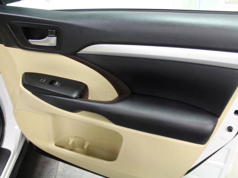 Used 2019 Toyota Highlander XLE AWD/4WD image 29