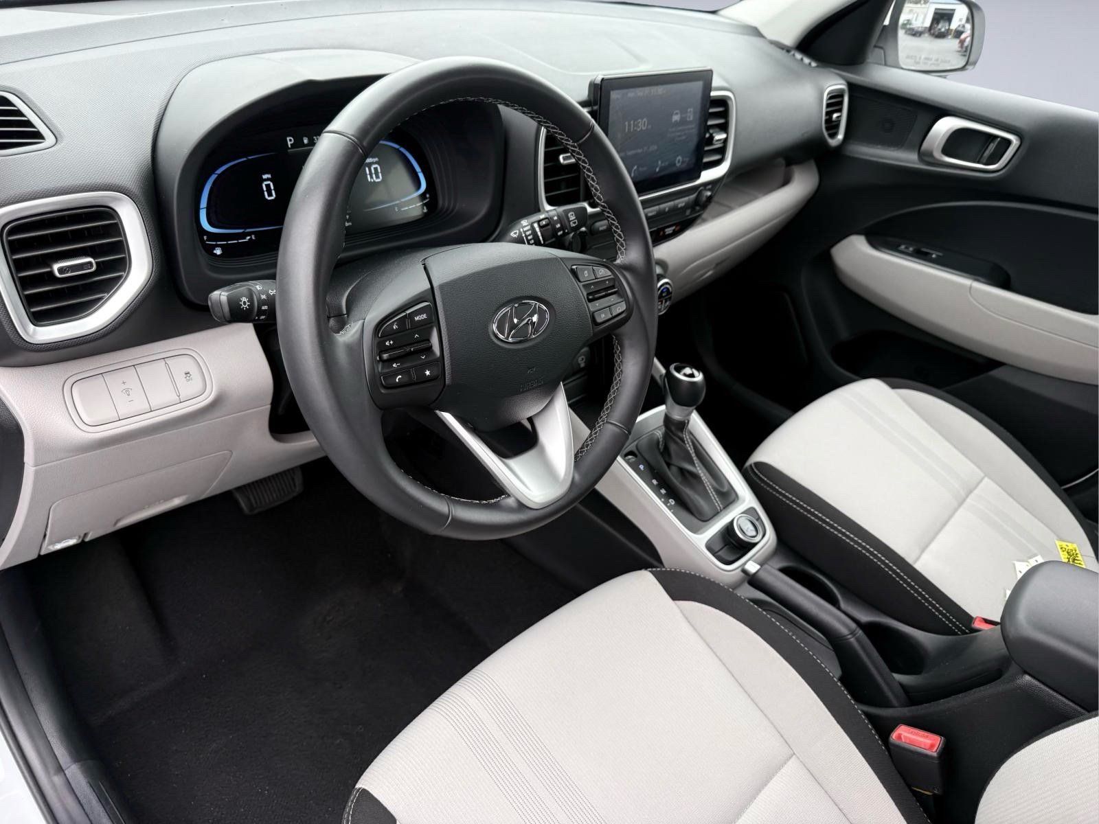 Used 2025 Hyundai Venue SEL FWD image 13