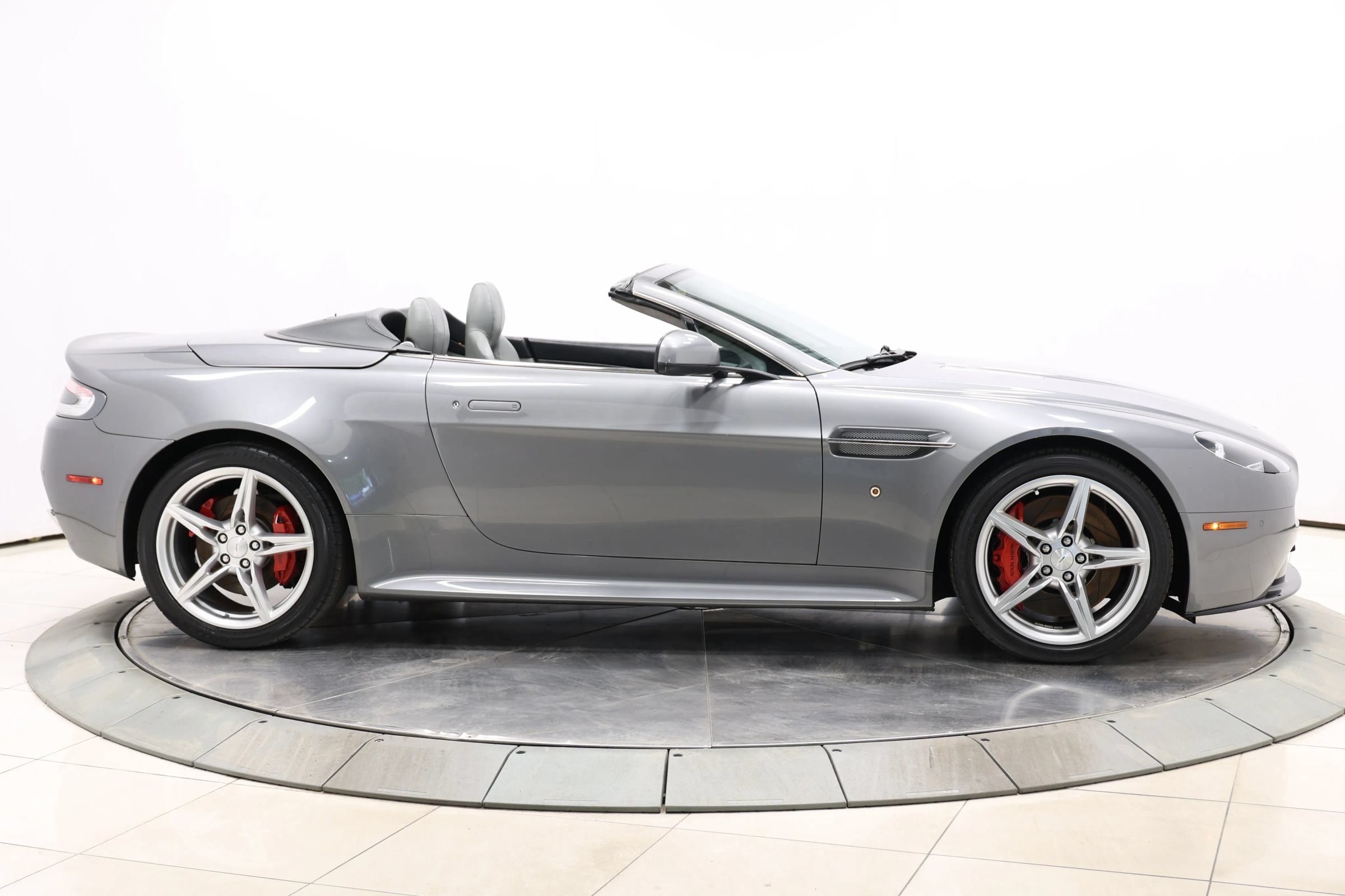Used 2016 Aston Martin V8 Vantage S RWD image 42