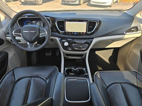 Used 2024 Chrysler Pacifica Limited FWD image 5