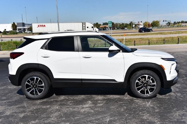 Used 2025 Chevrolet TrailBlazer LT AWD/4WD image 5