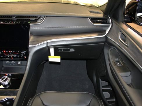 New 2025 Jeep Grand Cherokee Limited w/ Luxury Tech Group II image 33