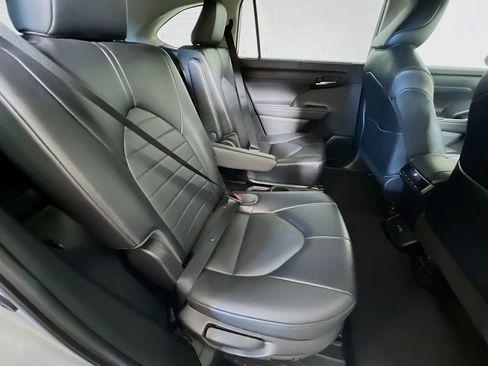Used 2022 Toyota Highlander XLE AWD/4WD image 24