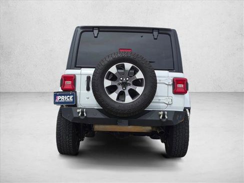 Used 2018 Jeep Wrangler Unlimited Sahara AWD/4WD image 6