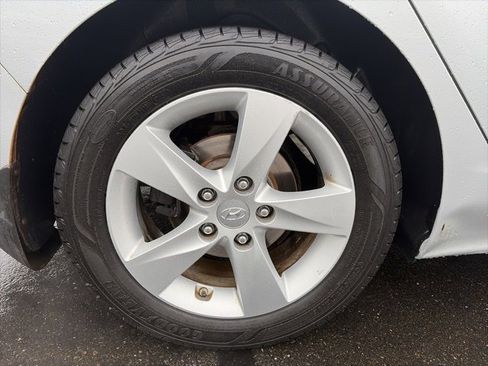 Used 2013 Hyundai Elantra GLS w/ Preferred Pkg image 9