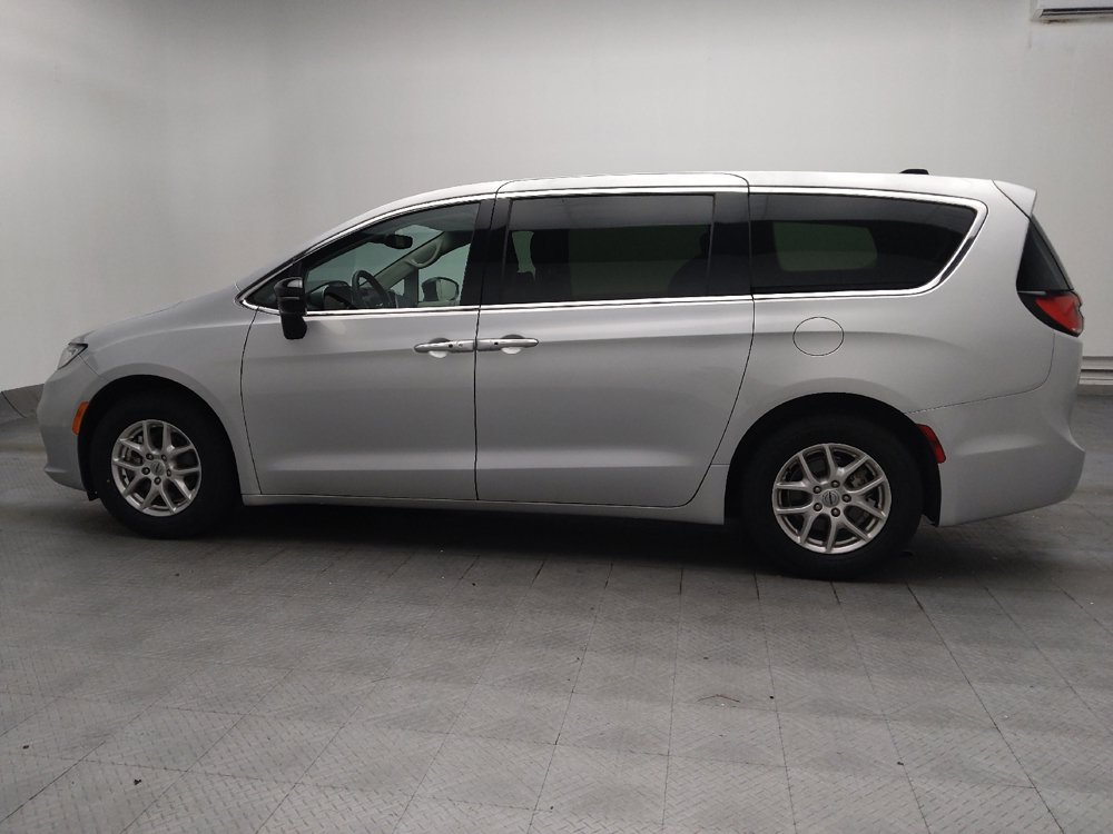 Used 2024 Chrysler Pacifica Touring-L FWD image 3