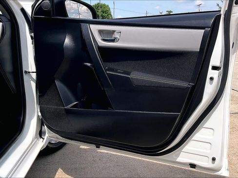Used 2018 Toyota Corolla LE FWD image 44