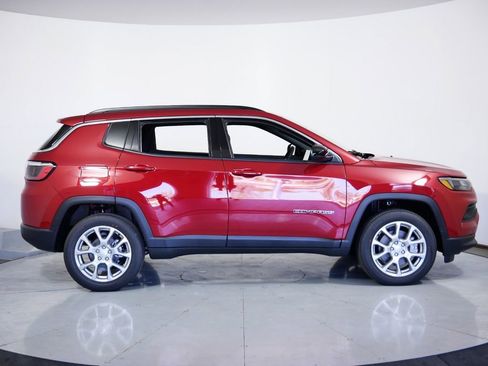 Used 2024 Jeep Compass Latitude image 9