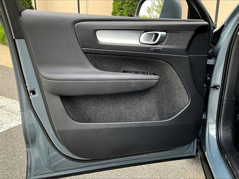 Used 2022 Volvo XC40 T5 Momentum image 21