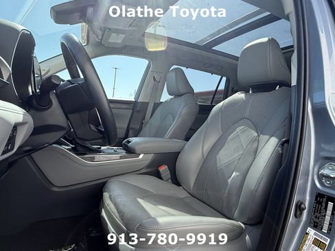 Used 2023 Toyota Highlander Platinum AWD/4WD image 4