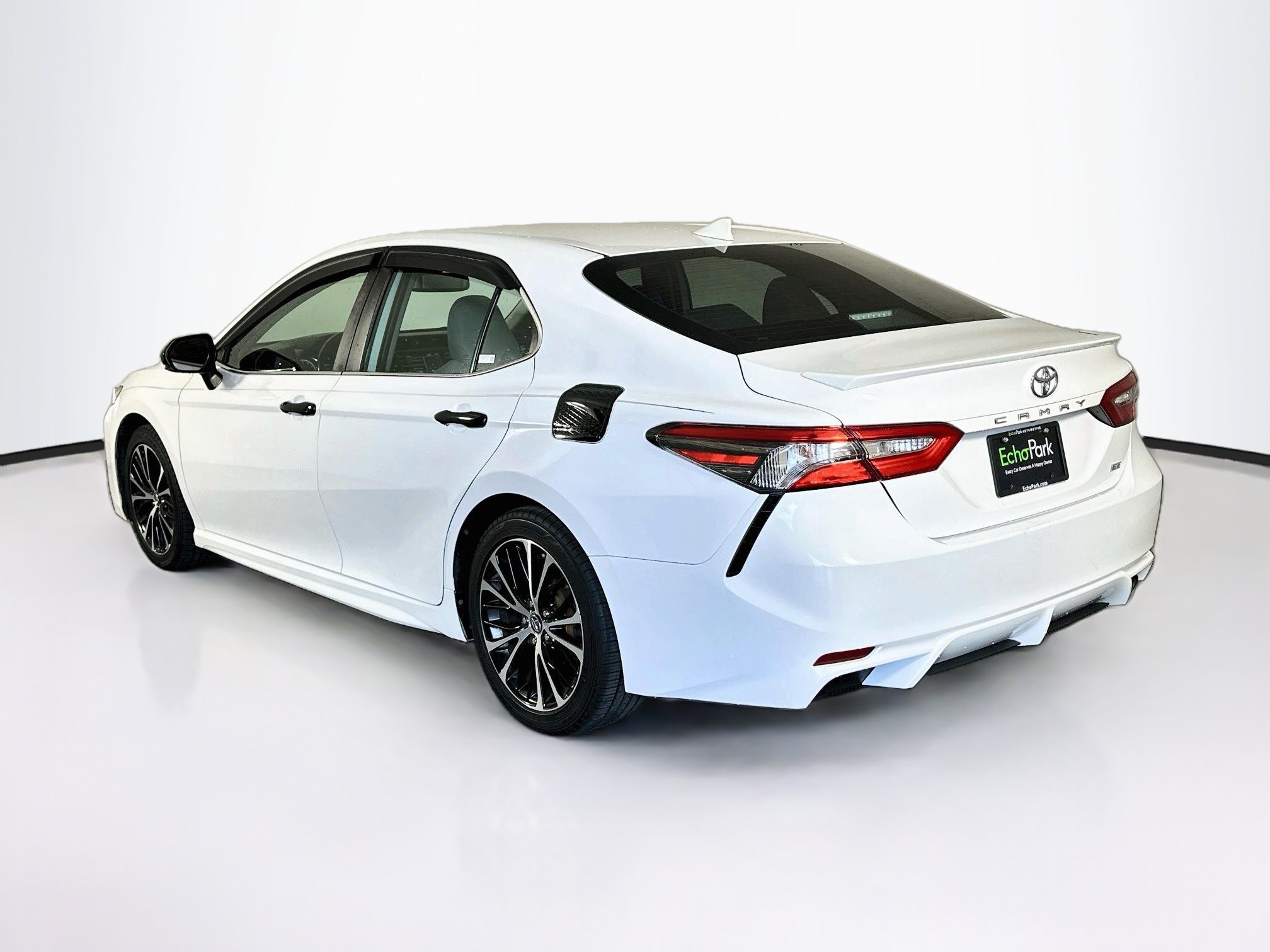 Used 2019 Toyota Camry SE w/ Convenience Package FWD image 5