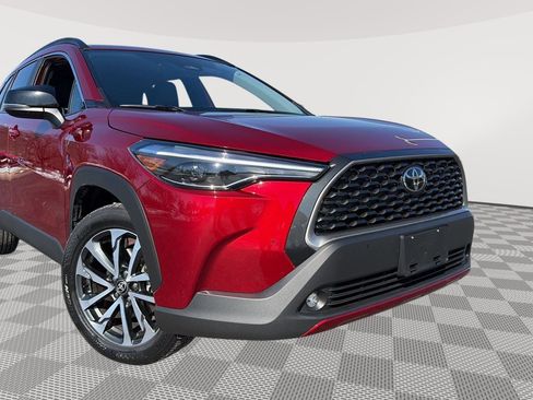 Used 2025 Toyota Corolla Cross XLE image 7