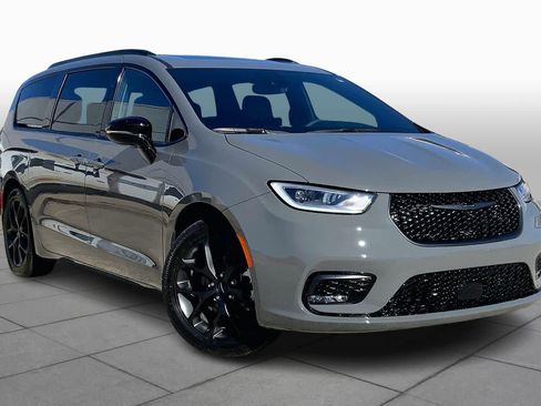 Used 2025 Chrysler Pacifica Limited image 2