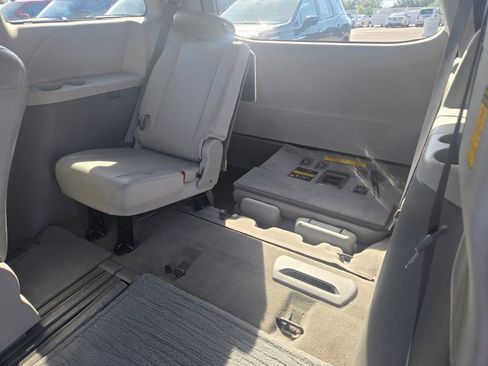 Used 2014 Toyota Sienna XLE FWD image 9