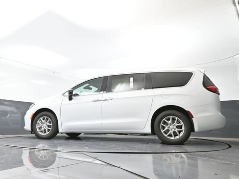 New 2026 Chrysler Pacifica Select image 42