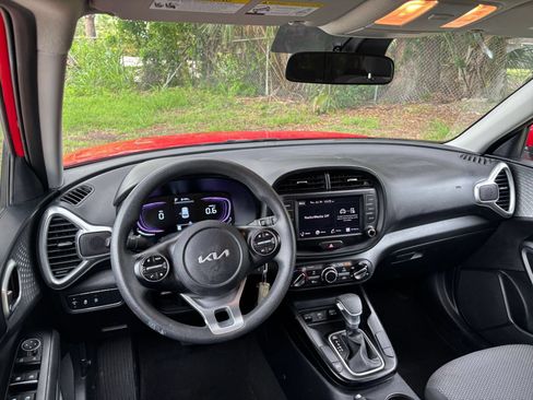 Used 2025 Kia Soul LX w/ LX Technology Package FWD image 32