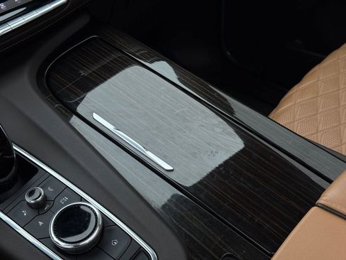 Used 2021 Cadillac Escalade Premium Luxury AWD/4WD image 46