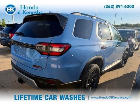 Used 2025 Honda Pilot TrailSport image 2